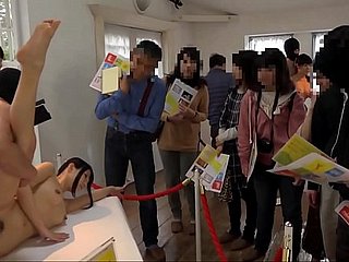 سخيف اليابانية المراهقين في فن مشاهدة