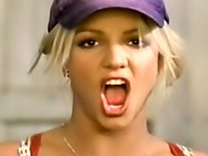 nữ diễn viên ca sĩ Britney Spears mặc trang phục quyến rũ trên phim cô
