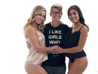 Nerdy Kumpel eingeladen hat Alina Lopez und ihre sexy Freundin für lesbische Spaß