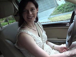 Hübscher Brunette masturbiert im Auto während der Fahrt