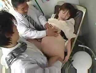 Embarazadas niña juguetes japoneses a sí misma en un hospital