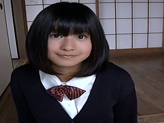 Il pulcino del college giapponese sveglio sembra sexy nella sua uniforme