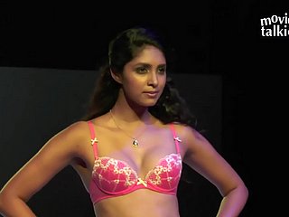 Indiase model's naakthelling toont zichtbaar! Full HD