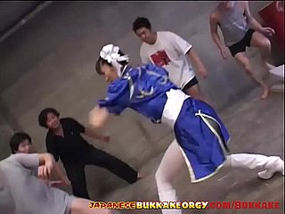 Chun-Li Cosplay Japanese Babe Gropéd dans énorme Bukkake Gangbang