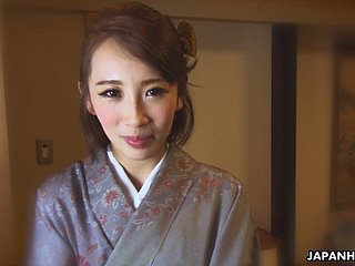 기모노에있는 일본 Nympho Aya Kisaki는 자신을 자위 할 준비가되어 있습니다.