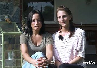 Mia et Sara jouissent de l'extérieur des sexe lesbiennes - Angetes