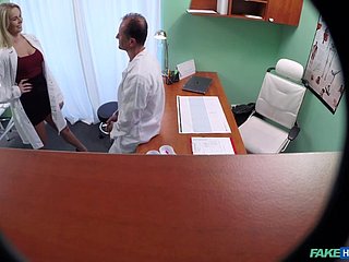 चिकित्सक नई सेक्सी नर्स निकोला को भर्ती कर रहा है