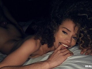 Knappe zwarte man Ricky Johnson neukt zijn vriendin in bed