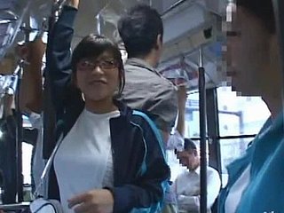 Babe japonaise dans des lunettes se fait baiser dans un bus public