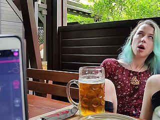 Controle remoto de orgasmo da minha irmã steds on touching pub!