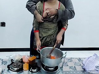 파키스탄 마을 아내는 힌디어 오디오와 함께 요리하는 동안 부엌에서 엿
