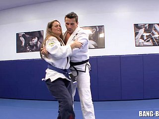 Karate Trainer fickt seinen Schüler direkt nach dem Bodenkampf