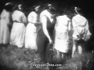 Geile Mademoiselles werden on every side Boonies (Vintage der 1930er Jahre) verprügelt.
