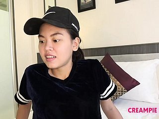 Tajska dziewczyna przyciąga bobra i feather-brain kremowa