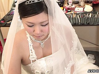 Brunetta Emi Koizumi scopata on touching abito da sposa senza censura.