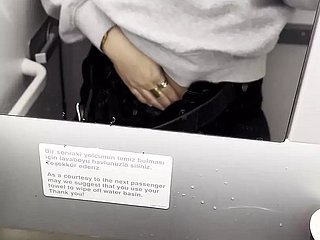 Heiß ich masturbiere surrounding den Toiletten des Flugzeugs - Jasmine Sweetarabic