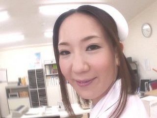 Hermosa enfermera japonesa es follada duro por el weaken