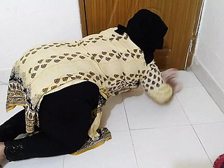 Tamil Maid Fucking Propietario mientras limpia iciness casa Hindi Sexo