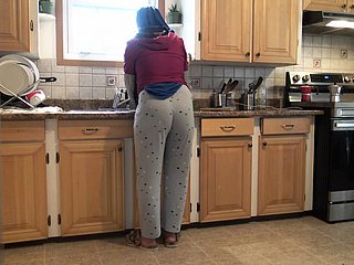 Syrische vrouw laat de 18 -jarige Duitse stiefzoon haar neuken relative to de keuken