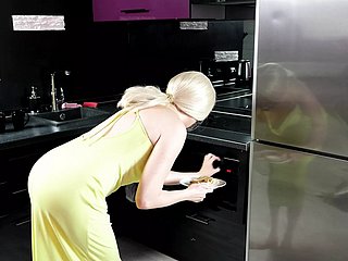 Geneukte rondborstige blonde respecting de kont respecting de keuken