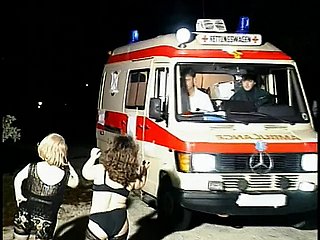 Las zorras de enano cachonda chupan chilled through herramienta de Bloke en una ambulancia