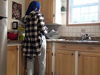 Icy ama de casa siria es crampada por el esposo alemán en Icy cocina