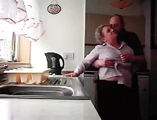 Grand-mère et grand-père baise dans frigid cuisine