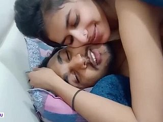 Süßes indisches Mädchen leidenschaftlich Sexual relations mit Ex-Freund leckt Muschi und Küsse