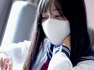 O que está escondido yowl a calcinha de uma estudante japonesa?