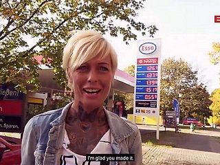 Quan hệ tình dục đường phố công cộng tại trạm xăng với người Đức Emaciated Milf