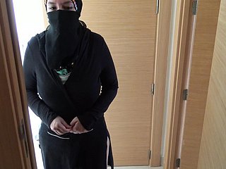 Britse damage neukt zijn volwassen Egyptische meid in hijab