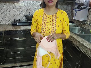 Desi Bhabhi myła naczynia w kuchni, a potem jej young man przybył i powiedział Bhabhi Aapka Chut Chahiye Kya Dogi Hindi Audio