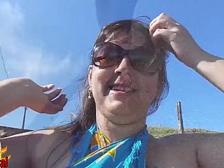 mollige Braziliaanse vrouw naakt op openbaar seashore
