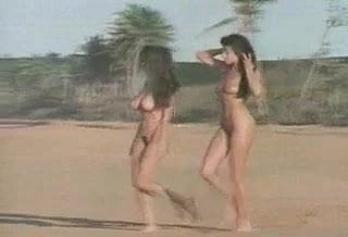 Proper to ragazze della spiaggia per nudisti