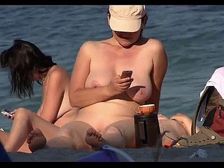 Bezwstydne nudist babes opalanie się na plaży na kamery szpiegowskiej