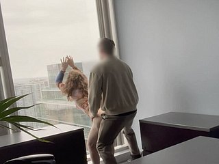 MILF Boss трахнул против окна ее офиса