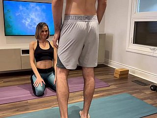 Frau wird gefickt und cremepie respecting Yogahosen, während er von Ehemanns Freund trainiert