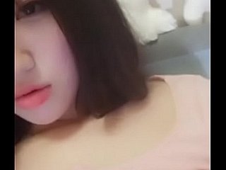 Chinese tiener raakt haar XXX lichaam aan
