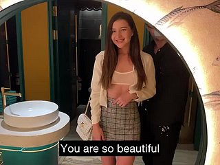 Hermosa actriz porno delgada consigue ocasionalmente en el WC del restaurante