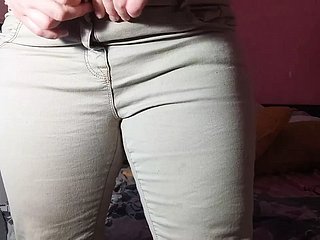 Mama drażni się ze Play Nipper w dżinsach, a potem kurwa i tryska
