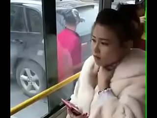 Chinees meisje kuste. Concerning de bus.