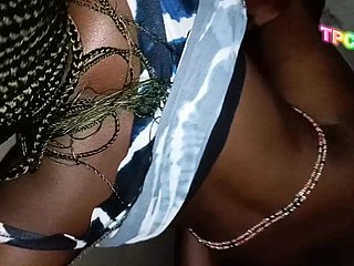 Un couple noir du Congo fait l'amour avec du sexe hardcore dans un conceive de l'église