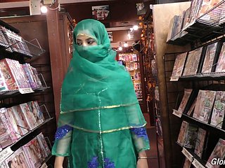 A garota paquistanesa gostosa Nadia Ali chupa o pau grande na sala swing buraco da glória