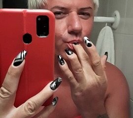 Sonyastar bonny shemale masturbates about hanker nails