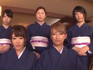 Pengisapan penis yang penuh gairah oleh banyak gadis Jepang yang lucu dalam motion picture POV