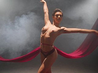 Bailarina delgada revela un auténtico baile erótico en solitario at risk numbed cámara