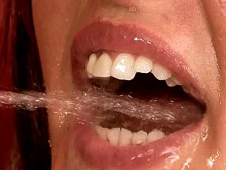 Nena morena lasciva se llena la boca de orina después de una follada anal
