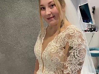 El matrimonio ruso no pudo resistirse y follaron con un vestido de novia.