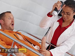 Doctora de ébano trata a un paciente misbehaving con su coño negro
