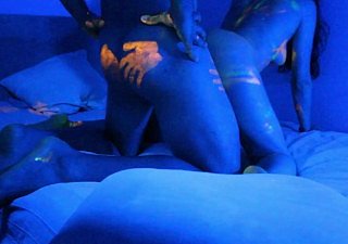 Hot Babe reçoit une incroyable peinture UV sur foetus gang nu Joyeux Halloween